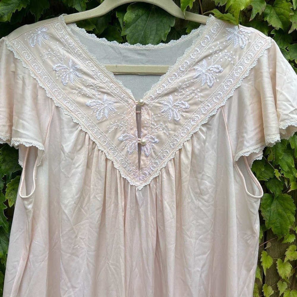 Vintage embroidered nightgown with pearl buttons - Picture 3 of 3